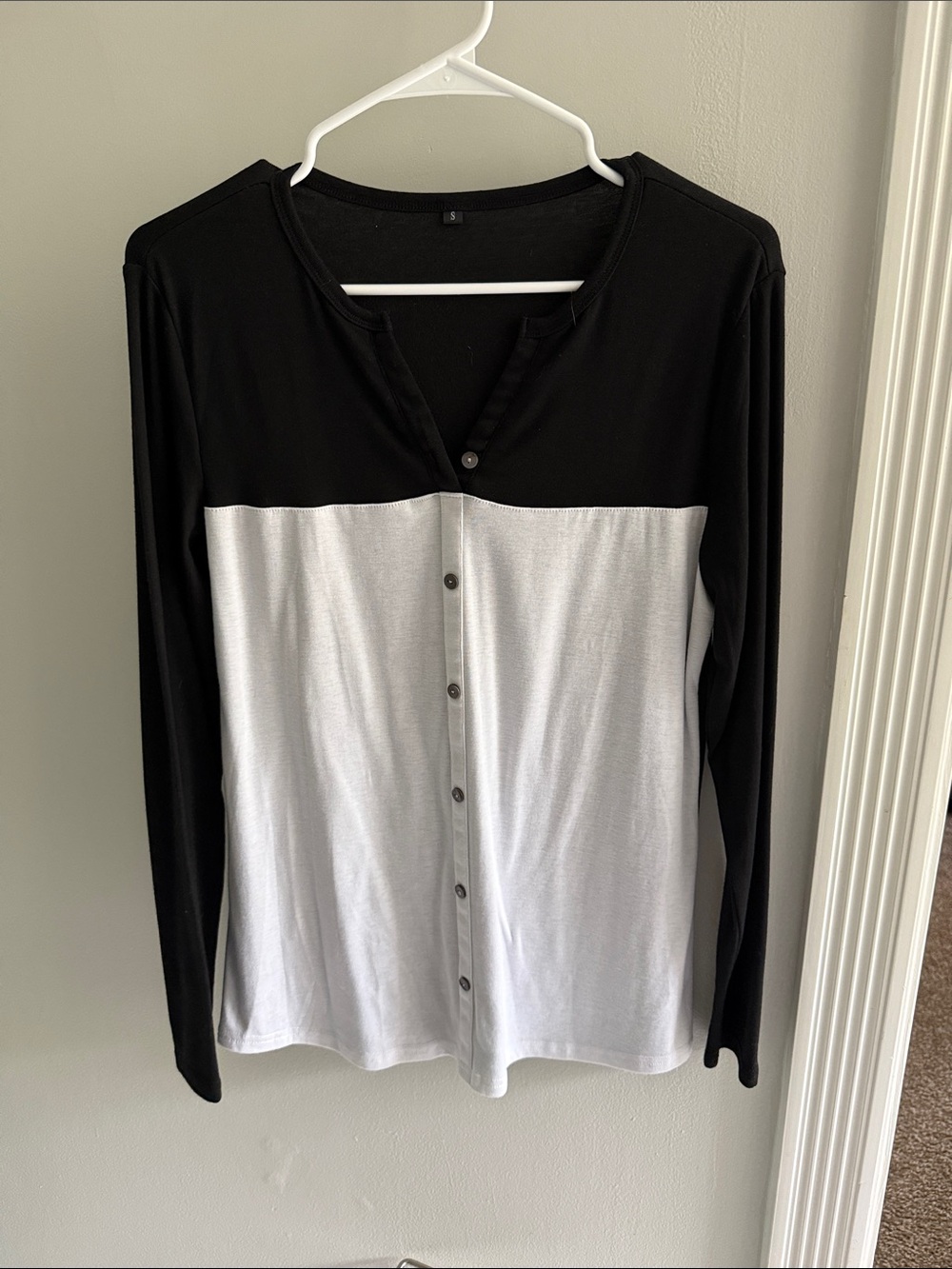Source Unknown Black and White Long Sleeve Button-Front Top